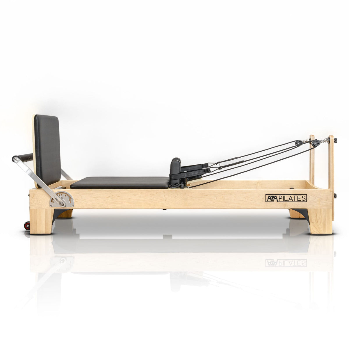 Pilates Reformer profissional com estrutura estável em madeira