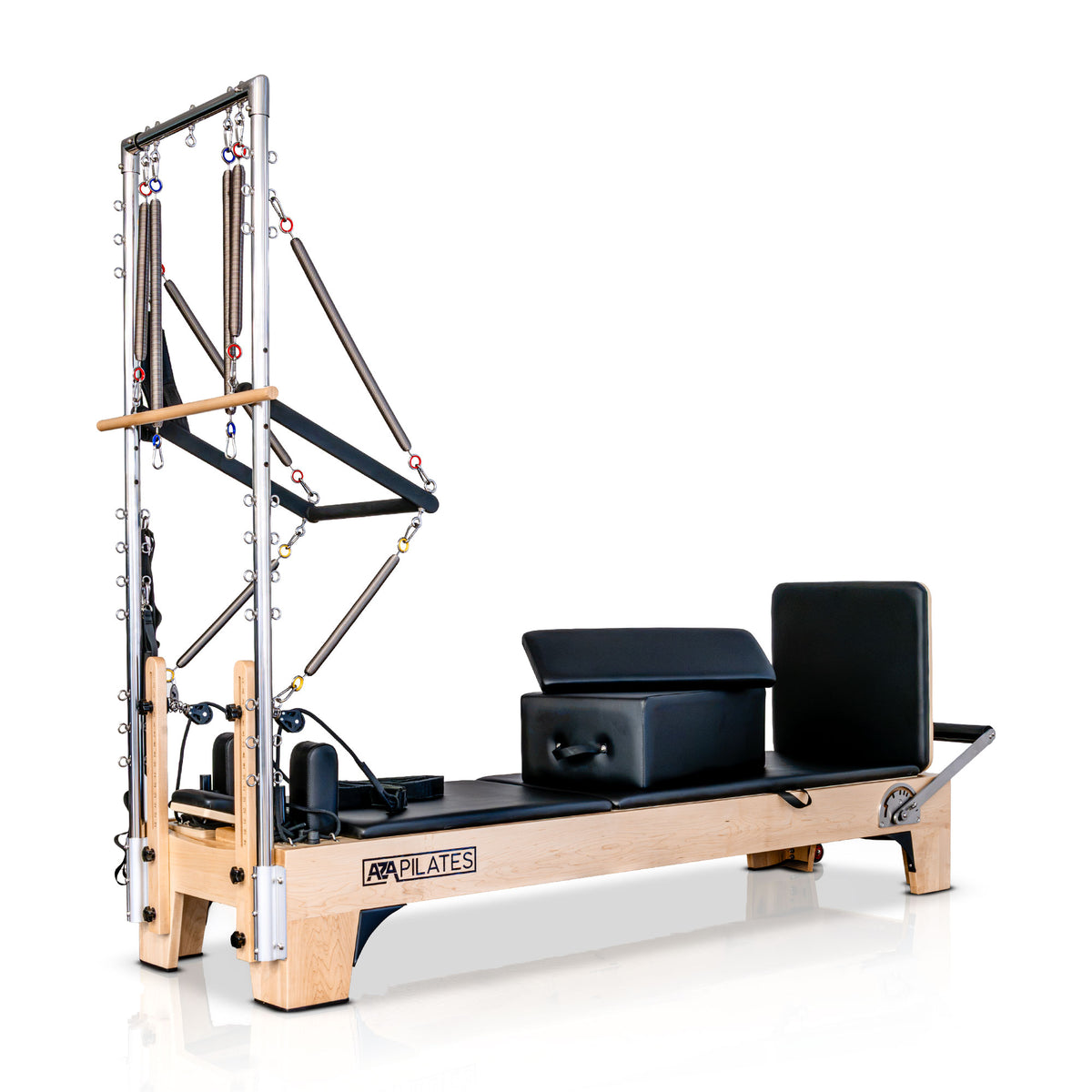 Pilates Reformer Tower AzaPilates com estrutura em madeira, caixa, placa de salto e acessórios suspensos na torre.