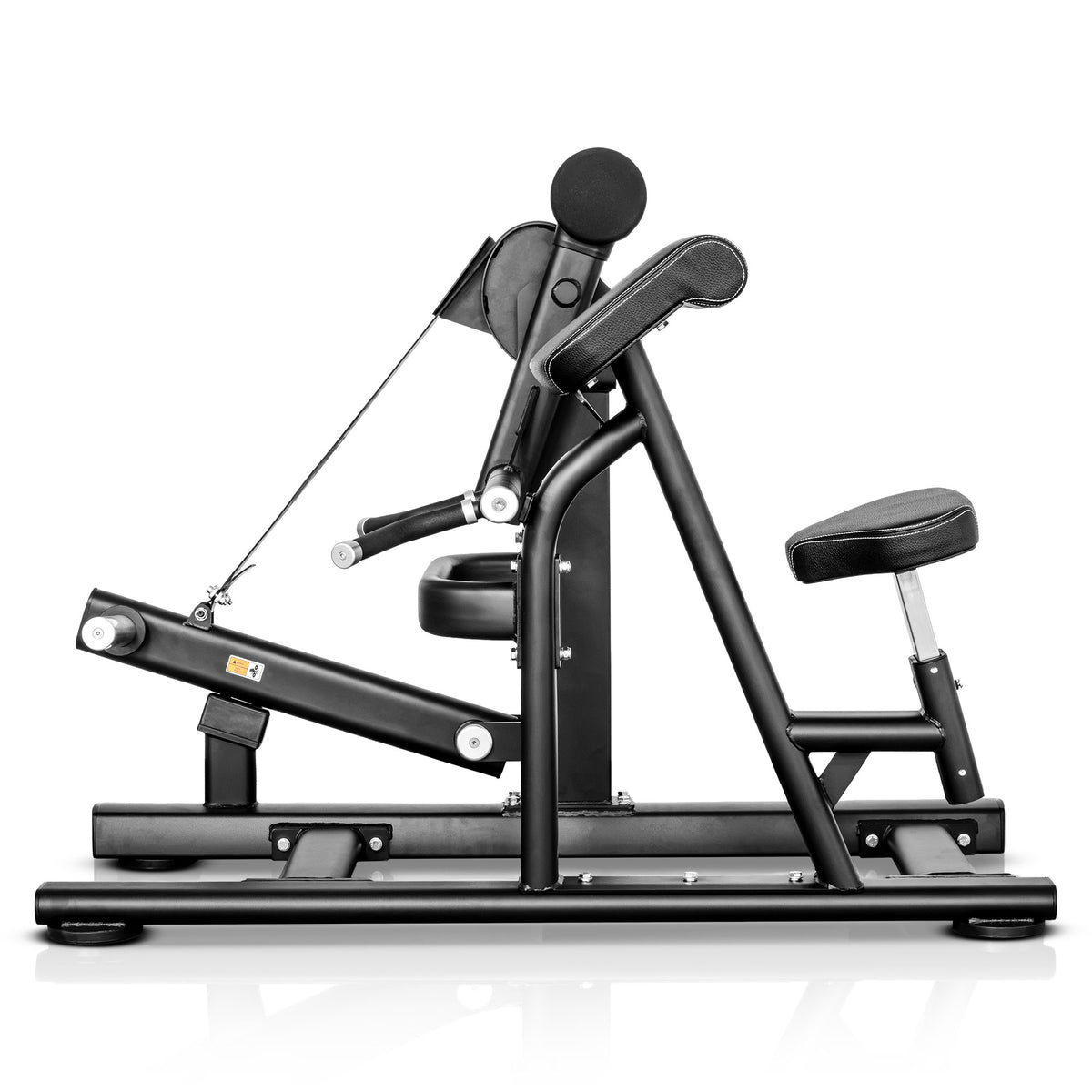 Vista lateral da Biceps Curl PL922, com apoio inclinado para os braços e cinta ligada ao braço de carga.