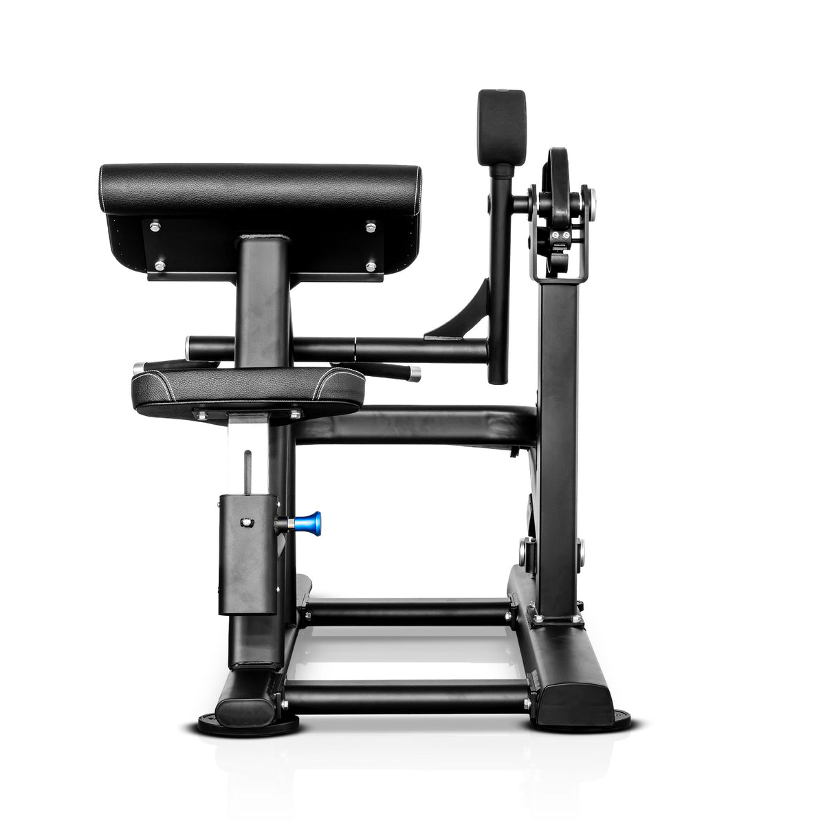 Biceps Curl PL922 vista pelo lado de acesso, com assento ajustável e parte inferior do apoio de braços visível.