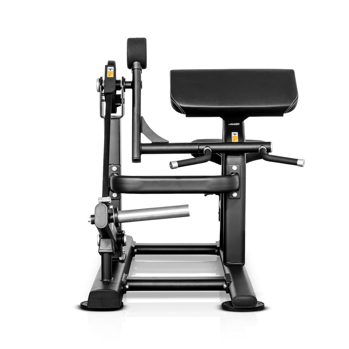 Vista frontal da Biceps Curl PL922, com apoio de braços largo, duas pegas curvas e haste lateral de carga.⠋