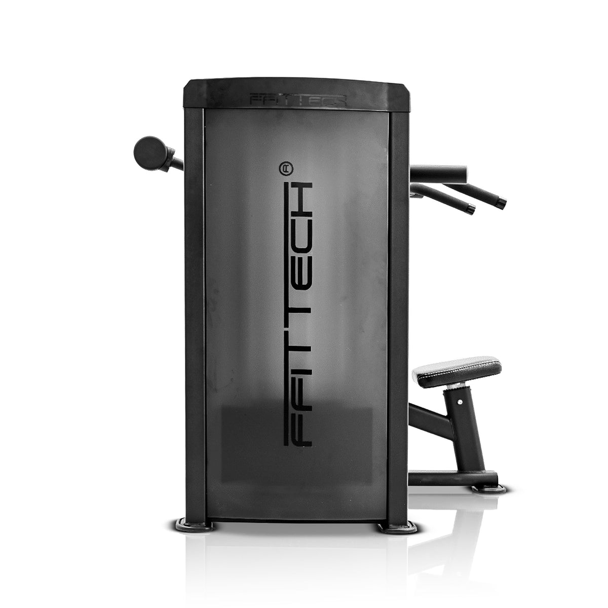 Parte posterior da torre de cargas da Shoulder Press XP211, com cobertura FFITTECH e assento visível à direita.