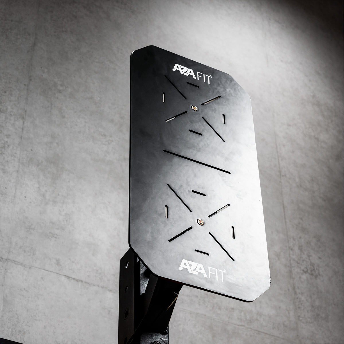 Alvo wall ball WALLCOUNT AZAFIT montado numa estrutura de treino, visto de baixo com as duas zonas de lançamento.