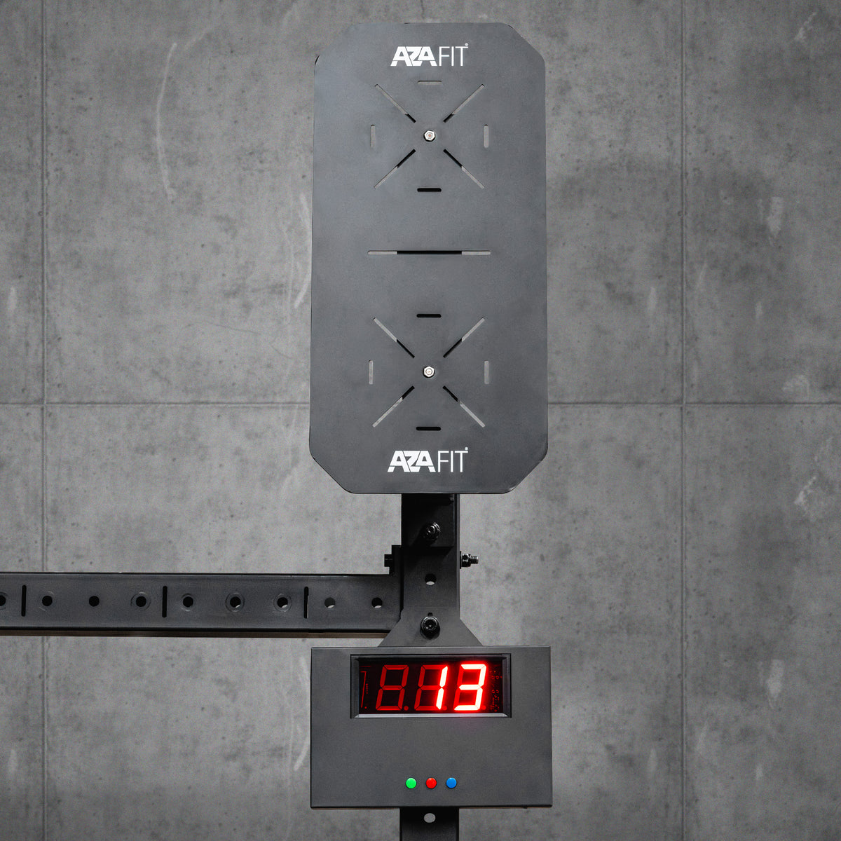 WALLCOUNT AZAFIT instalado numa estrutura de ginásio, com alvo duplo e contador LED vermelho na parte inferior.